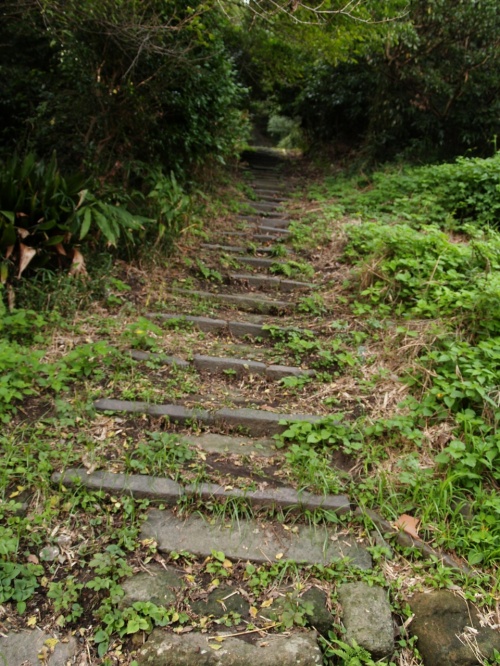 鎌倉西御門の法華堂跡(源頼朝墓)に隣接する山の麓に、三公(大江広元、毛... 鎌倉西御門の法華堂
