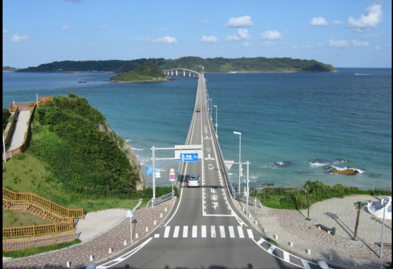 角島は山口県の北西の日本海に浮かぶ小さな島で角島大橋