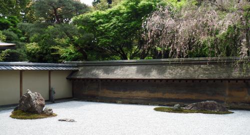 石庭を囲んでいる土塀 石庭を囲んでいる土塀