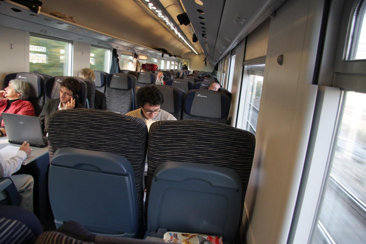 イタリア 電車 スーツ ケース 安い