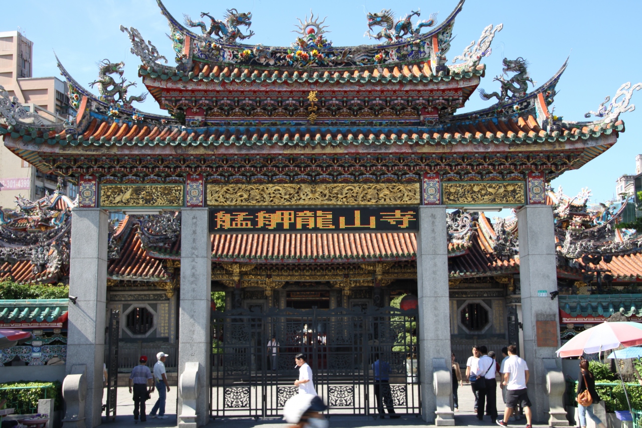 台北のパワースポット「龍山寺」でご利益UP！ | 台湾観光旅行ナビガイドGloupes