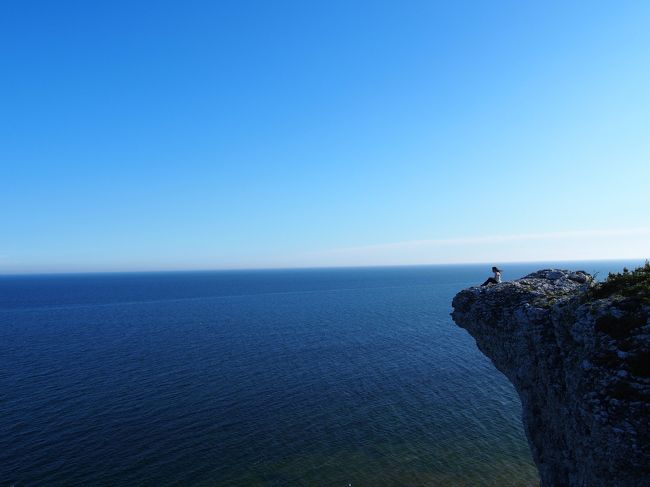 今年も行ってきました!!<br />有給4日もらっての海外旅行♪<br />今回は友達のいるスウェーデンへ♪( ´▽`)<br />友達も訪ねた事もありいつもの旅行とは又々違ったとても楽しい旅行になりました☆<br /><br /><br />お次はゴットランド島旅行記です(^^)<br />行く前の情報では薔薇が有名、羊の置物がある、魔女の宅急便の舞台となった景色が観れるんだとか。。<br />ガイドブックにもそんなに詳細がない島でしたが、北欧の人たちにとってのリゾート地になっているらしく。。とーーっても可愛いお勧めの島です(≧∇≦)<br />また、朝早く起きて絶景も見てきましたー最高の場所です☆